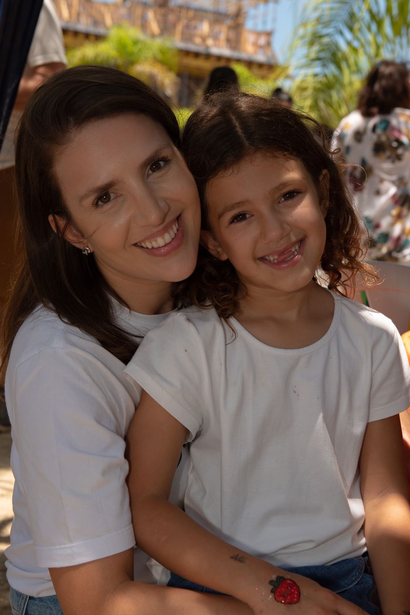 Mãe e filha no Parquinho dos Curumins, área adotada pela AJIN