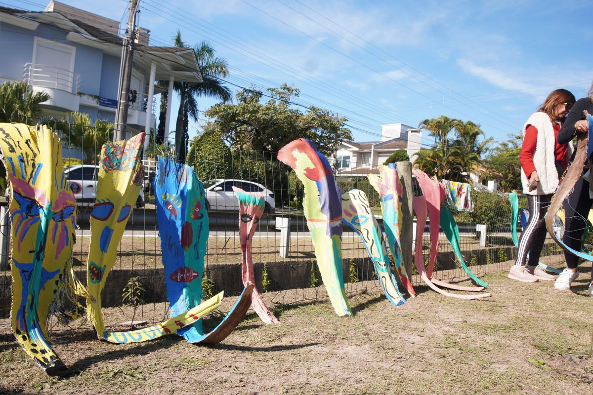 Peças pintadas pelas famílias na horta comunitária