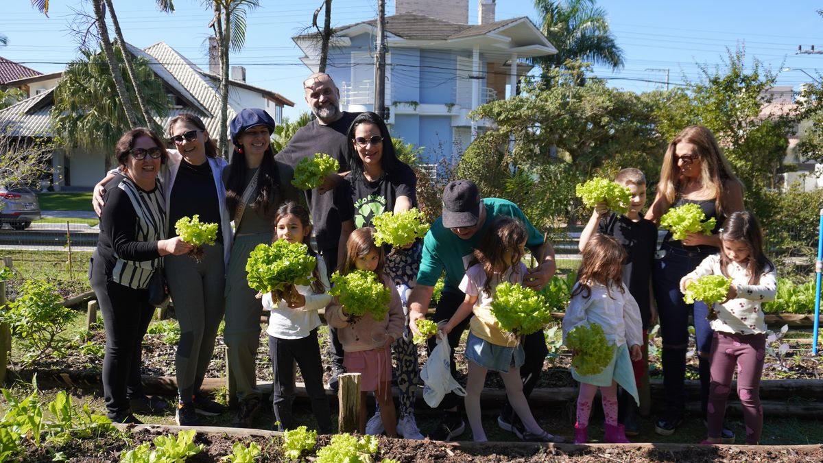 Famílias com a colheita na Horta Comunitária do Pé-de-Fruta