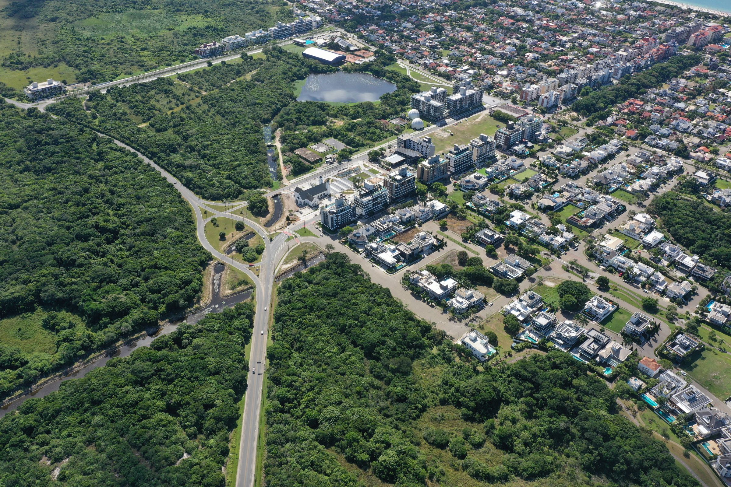 Jurerê Internacional visto do alto, com as ruas, as casas e as áreas verdes do bairro